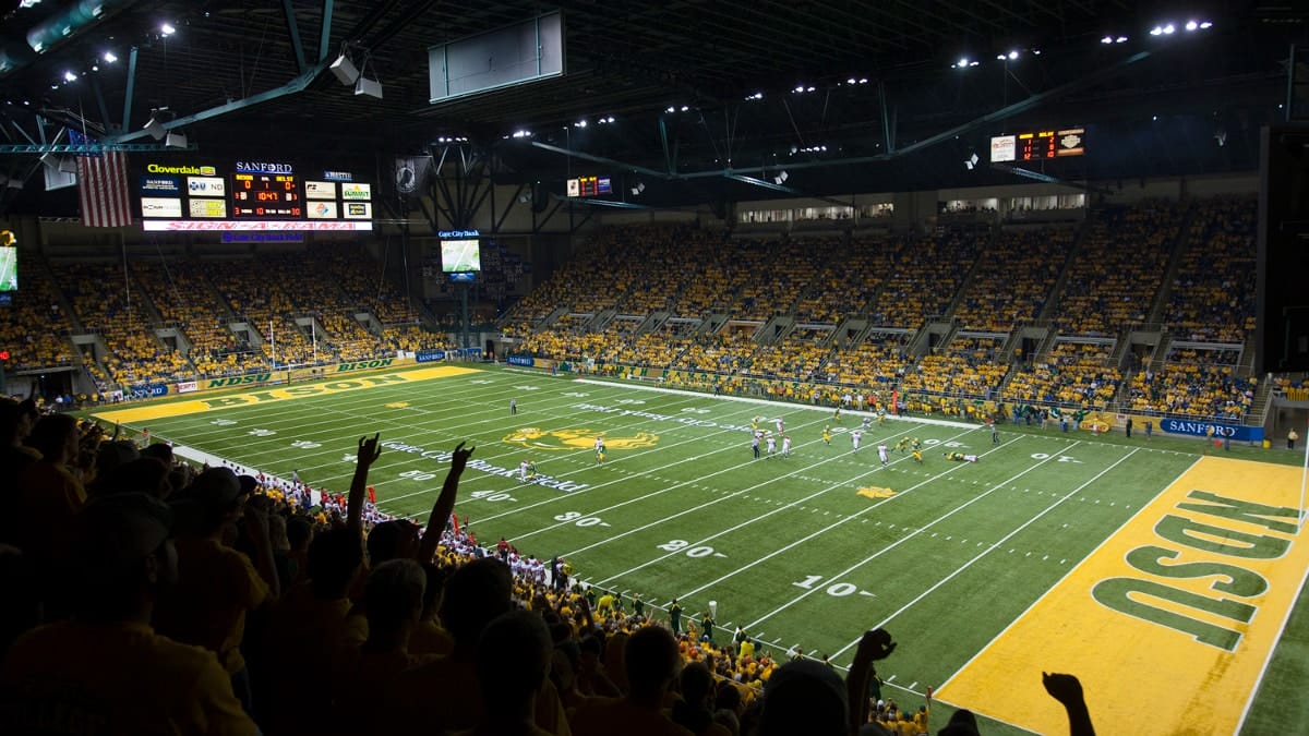 Fargodome crowd