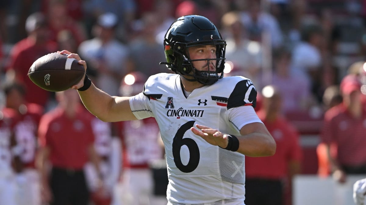 Desmond Ridder: Cincinnati Bearcats QB throws up on field vs. SMU