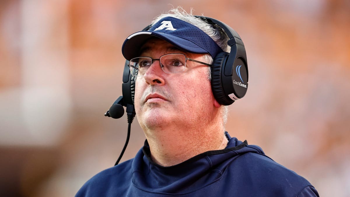 Akron head coach Joe Moorhead