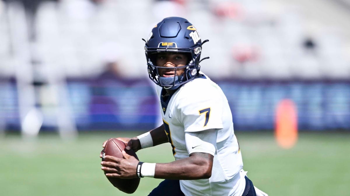 Toledo quarterback Dequan Finn