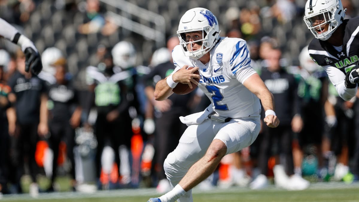 Memphis quarterback Seth Henigan