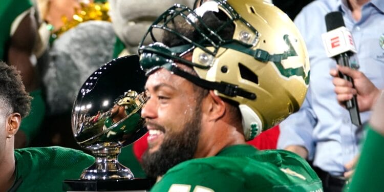 USF offensive lineman Donovan Jennings