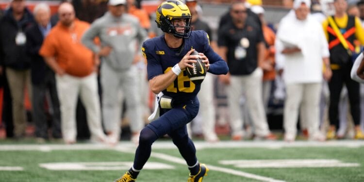 Michigan quarterback Davis Warren