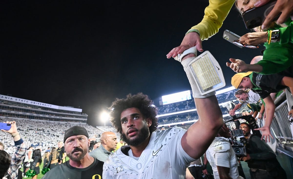 Oregon quarterback Dante Moore