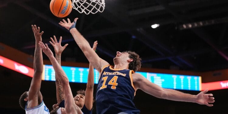 UC Irvine forward Kyle Evans