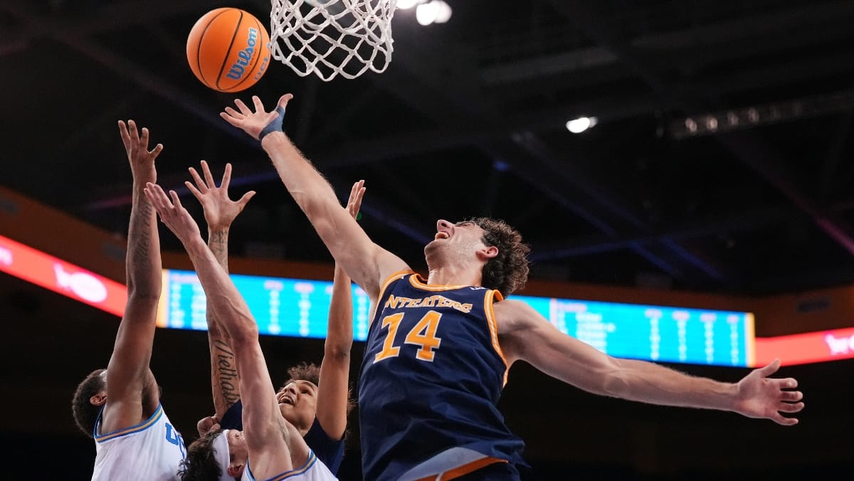 UC Irvine forward Kyle Evans