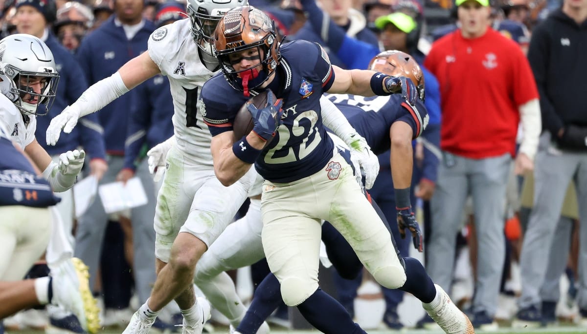 Navy running back Eli Heidenreich