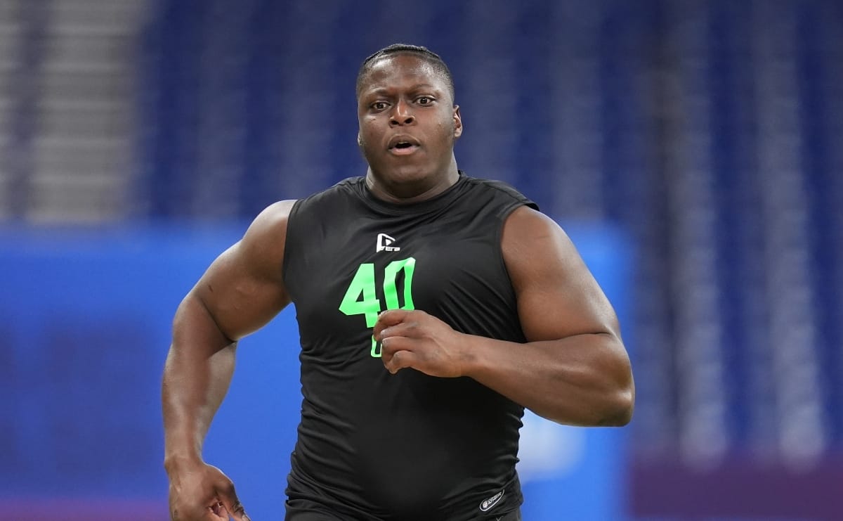 Oregon offensive lineman Emmanuel Pregnon